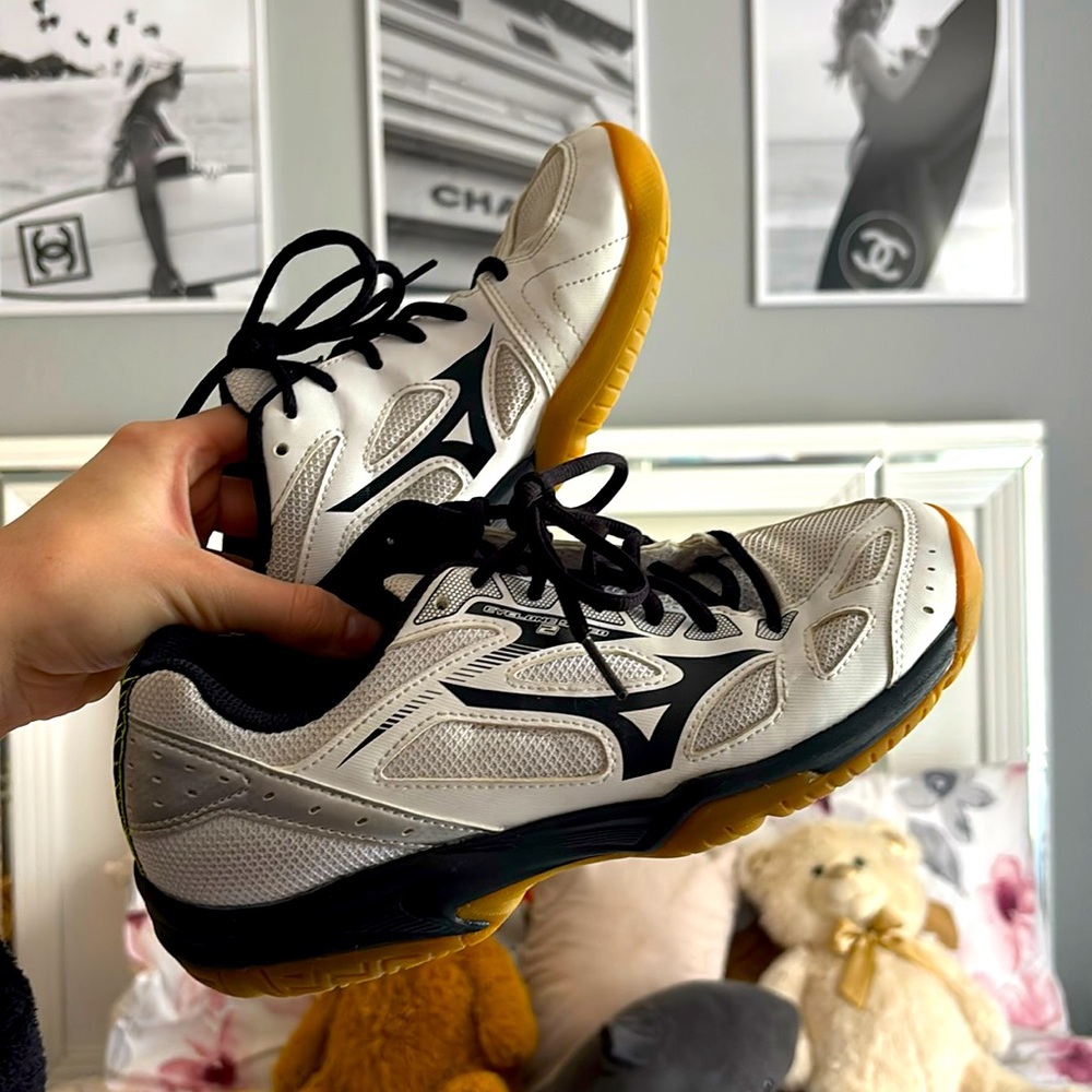 Size 8.5 woman’s Mizuno cyclone speed 2 voleyball shoes